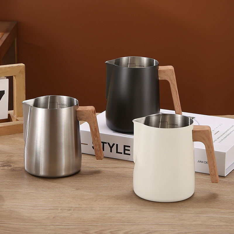 Barista Milk Jug - เหยือกตีฟองนมกาแฟ สแตนเลส 304 พร้อมสเกลวัดปริมาณ ป้องกันน้ำร้อนลวก ด้ามจับไม้