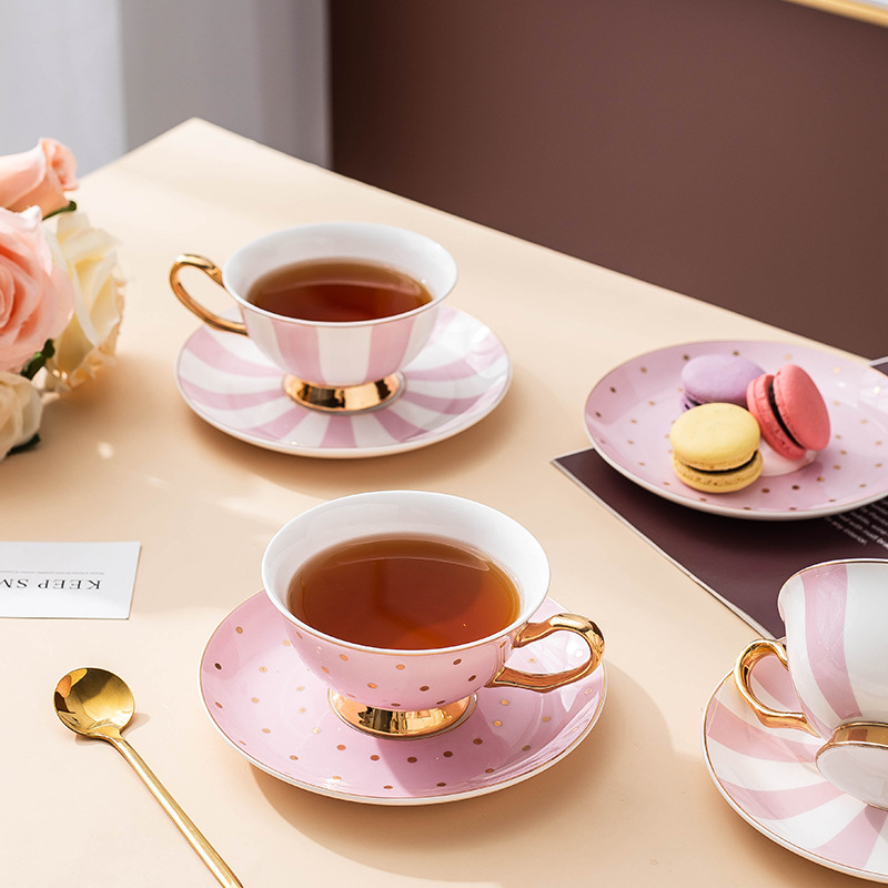 แก้วกาแฟเซรามิกสีชมพูพร้อมจานร - Coffee Tea Pictures บทวิจารณ์และราคา